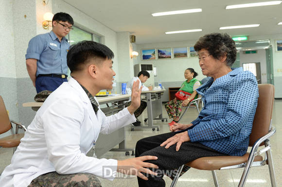 울릉도에서펼쳐진 해군,서울대,합동 의료지원봉사활동(사진울릉군제공)