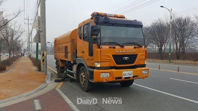 사진제공 상주시 ) 3월 6일 도로의 먼지를 청소하고 있는 노면청소차량.