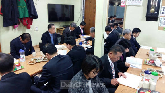 김영만 군수가 생활현장에서 실과소장들과 조찬간부회의를 하고 있다(군위군 제공)