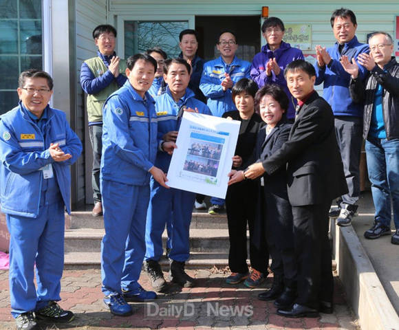 포항제철소 생산기술부 직원들이 포항 동해면 해오름지역아동센터를 방문해 어린이들이 필요한 물품을 전달하고 있다(포항제철소 제공)