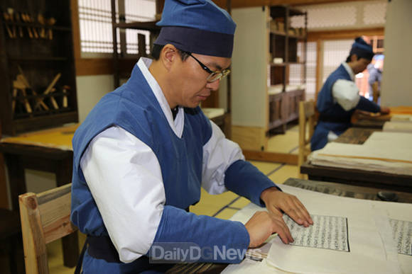 전국에서 선발된 각수들이 목판복원 작업을 수행하고 있다.