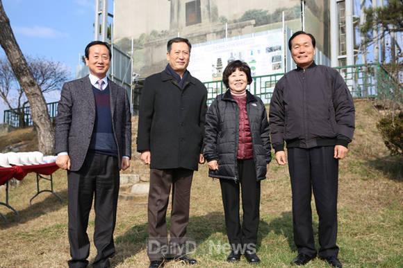 의성탑리오층석탑(국보 제77호) 문화재수리 공개현장을 찾은 김주수 의성군수(사진 오른쪽), 나선화 문화재청장(오른쪽 두번째)과 문화재청 관계자들이 함께 기념촬영을 하고 있다.