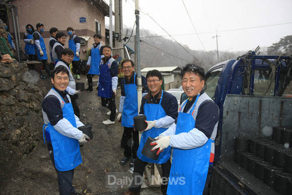 한국도로공사 직원들이 본사 이전지역인 김천의 어려운 이웃들에게 연탄을 배달하고 있다.(한국도로공사 제공)