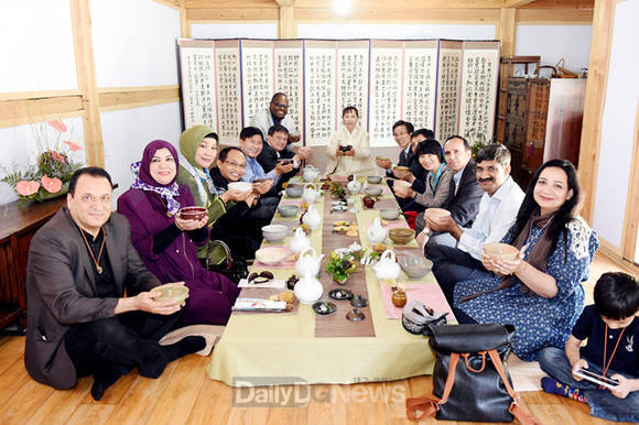 외국인 관광객들의 다도체험