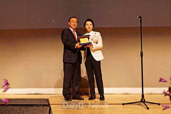 최양식 경주시장, 세계 5대 팝페라가수인 임형주 가수를 2017년 제14차 세계유산도시기구 세계총회 경주 홍보대사로 위촉했다(경주시 제공)