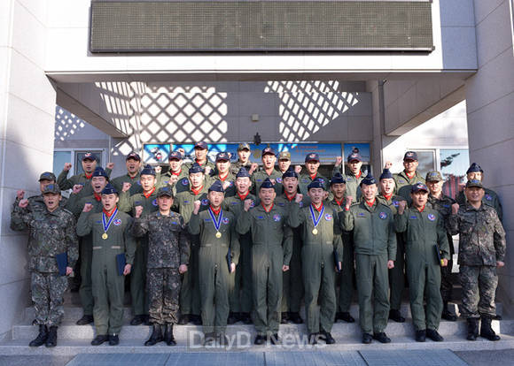 15-2차 LIFT 수료식에서 기념촬영을 하고 있다.