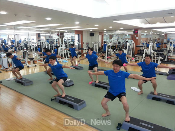 (사진설명) 포항 건강증진센터가 자체적으로 개발한 30분 순환운동 매뉴얼에 따라 임직원들이 운동하고 있는 모습